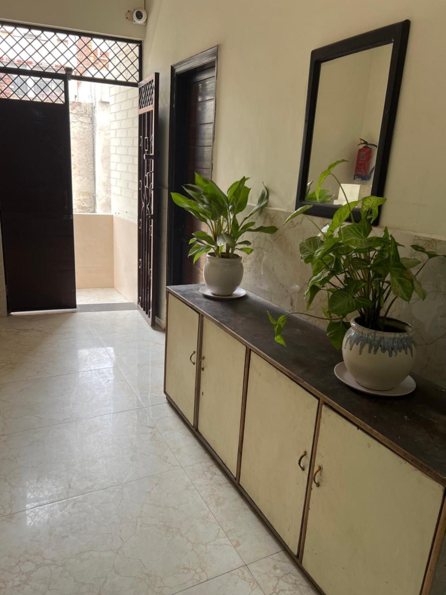 Raja Guest House -- Jalandhar Railway Station -- For Family, Couples, Travellers Екстер'єр фото