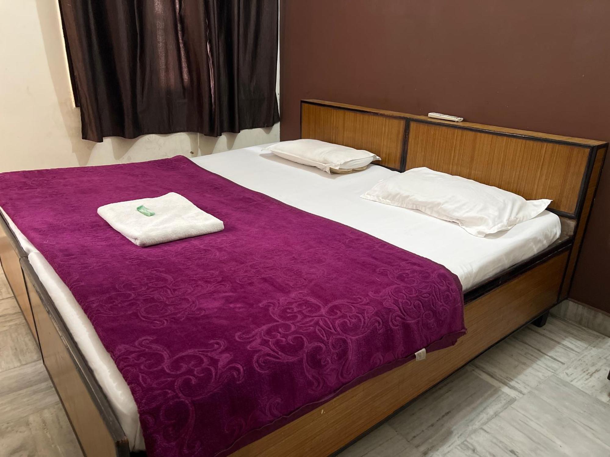 Raja Guest House -- Jalandhar Railway Station -- For Family, Couples, Travellers Екстер'єр фото