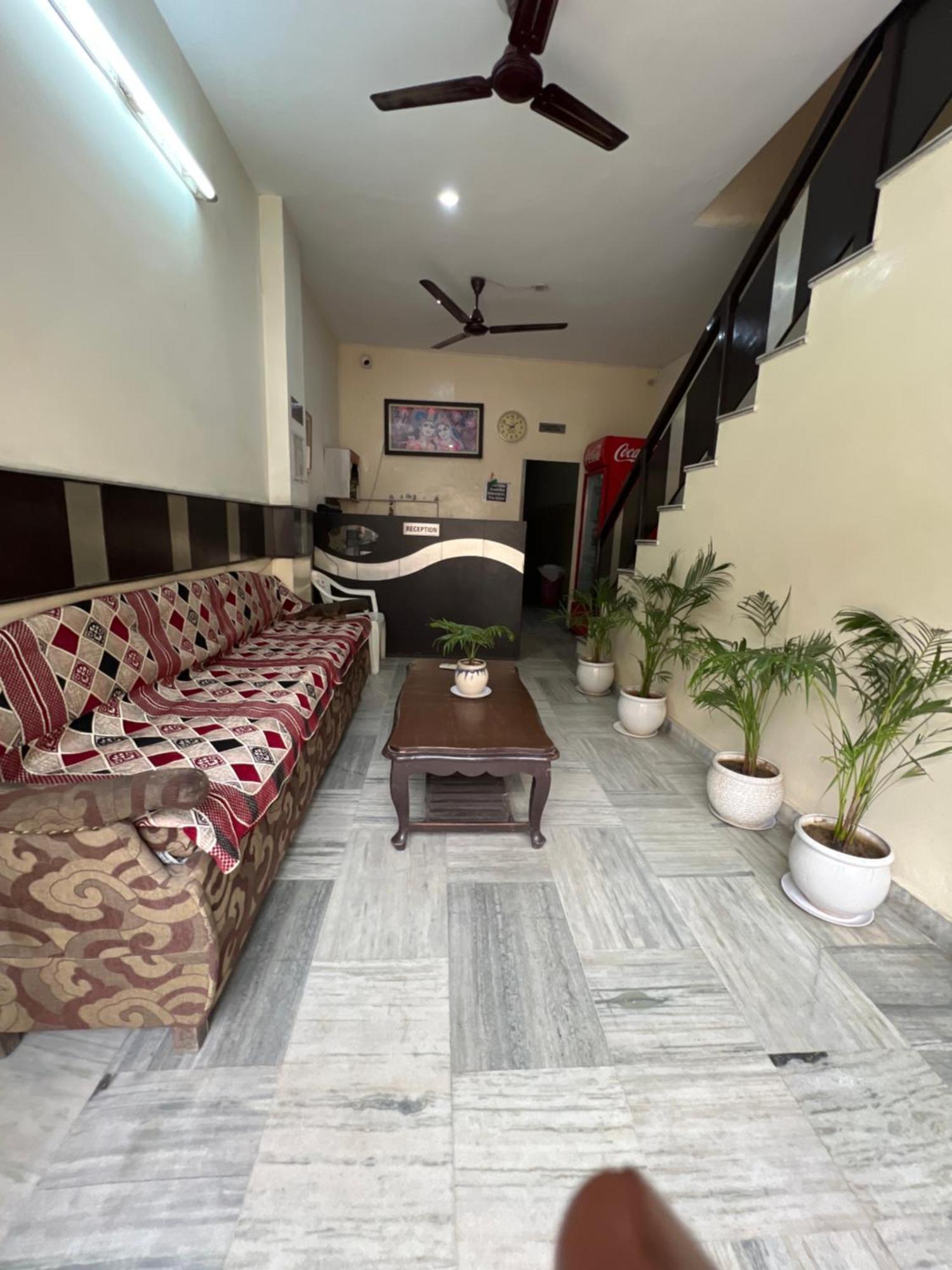 Raja Guest House -- Jalandhar Railway Station -- For Family, Couples, Travellers Екстер'єр фото