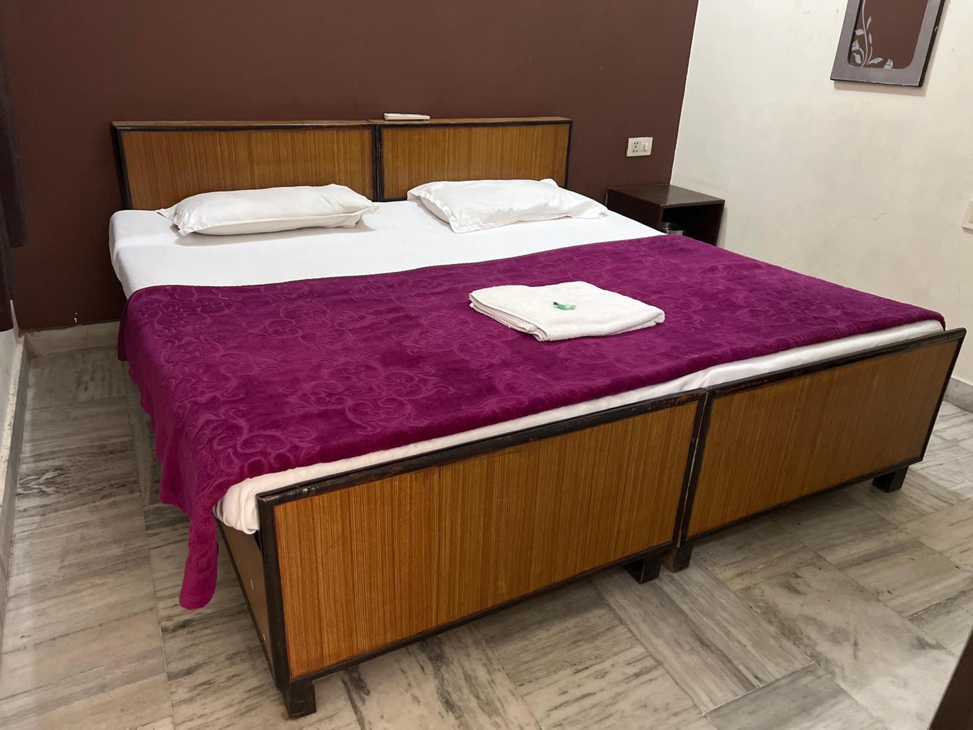 Raja Guest House -- Jalandhar Railway Station -- For Family, Couples, Travellers Екстер'єр фото