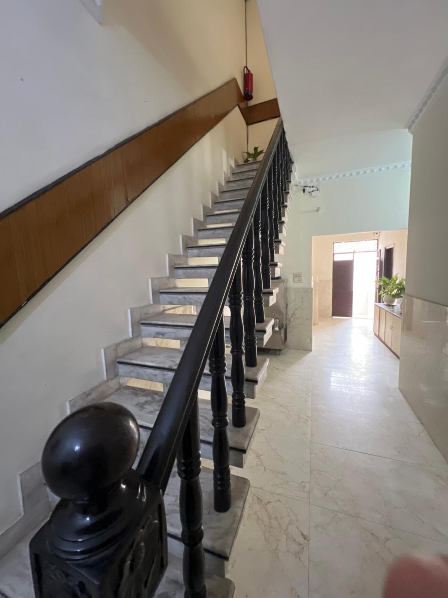 Raja Guest House -- Jalandhar Railway Station -- For Family, Couples, Travellers Екстер'єр фото