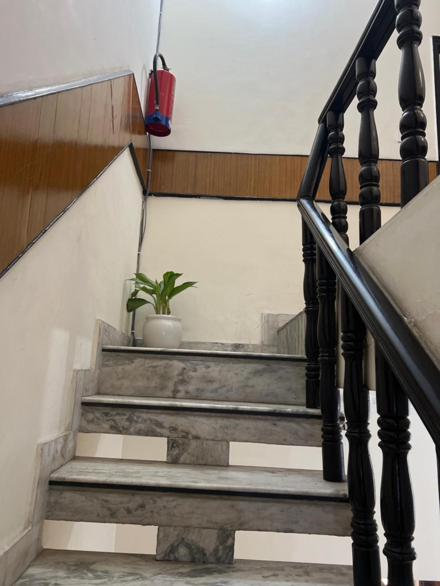 Raja Guest House -- Jalandhar Railway Station -- For Family, Couples, Travellers Екстер'єр фото