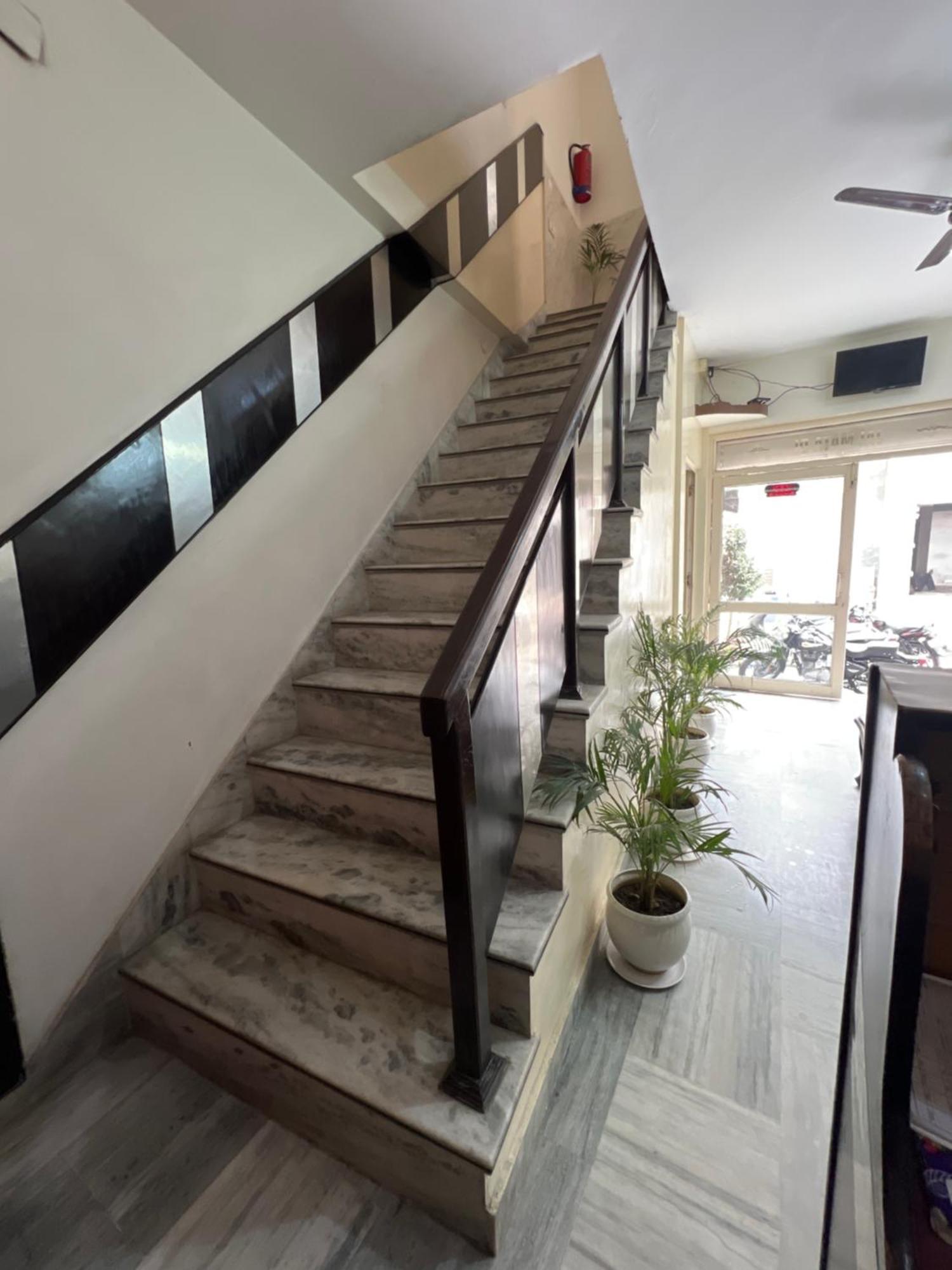Raja Guest House -- Jalandhar Railway Station -- For Family, Couples, Travellers Екстер'єр фото