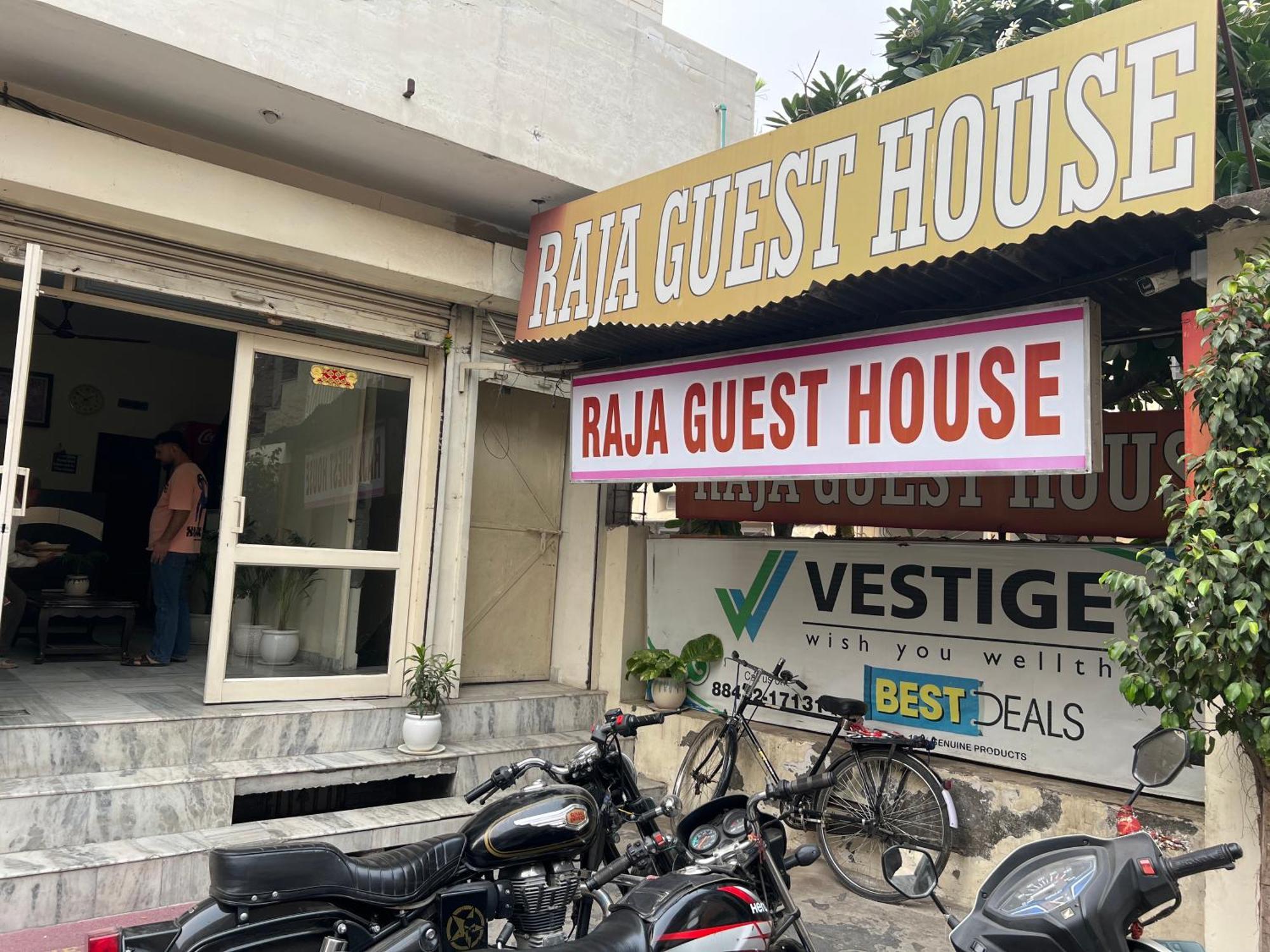 Raja Guest House -- Jalandhar Railway Station -- For Family, Couples, Travellers Екстер'єр фото