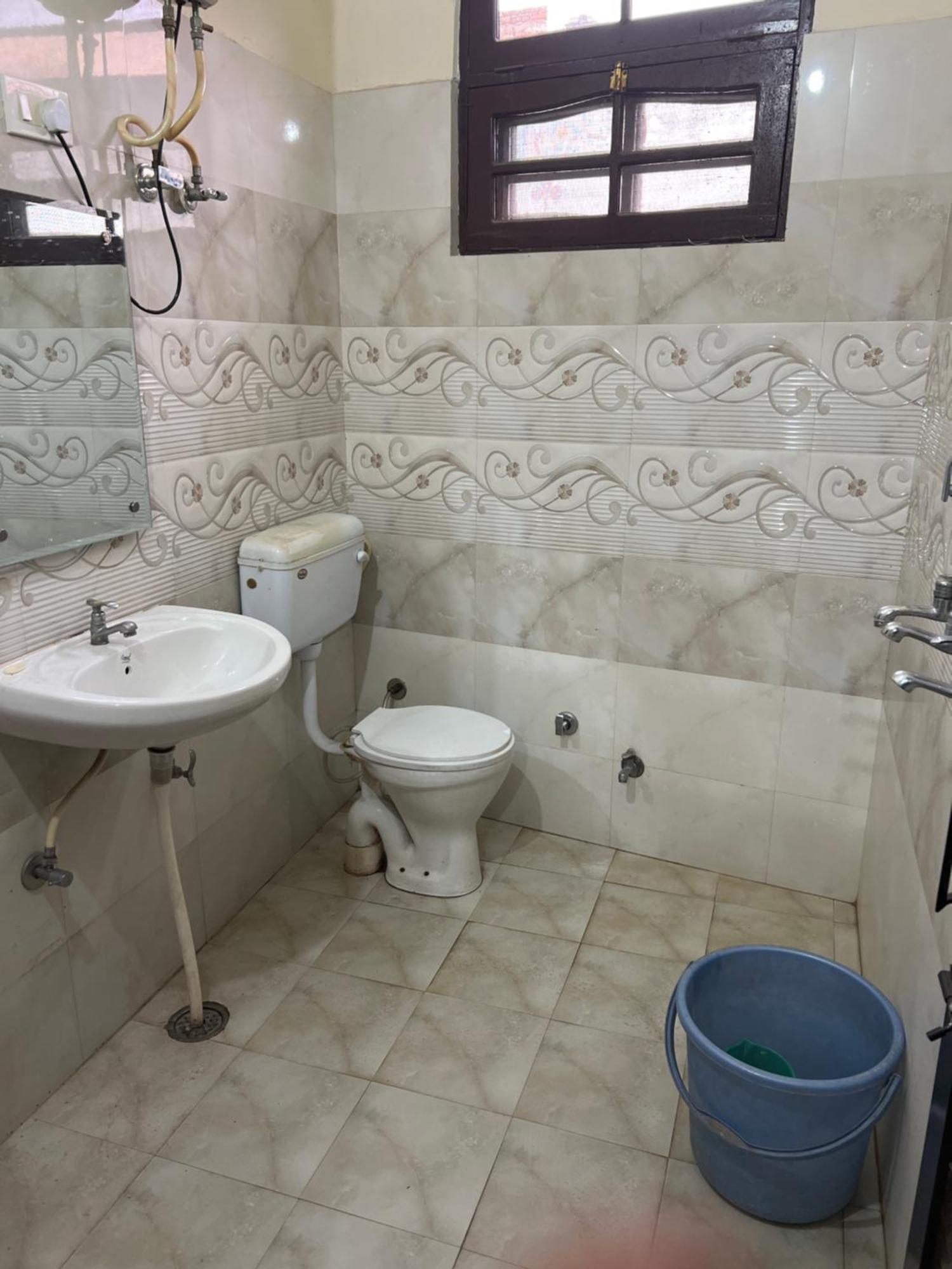 Raja Guest House -- Jalandhar Railway Station -- For Family, Couples, Travellers Екстер'єр фото