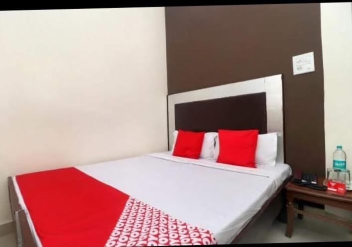 Raja Guest House -- Jalandhar Railway Station -- For Family, Couples, Travellers Екстер'єр фото