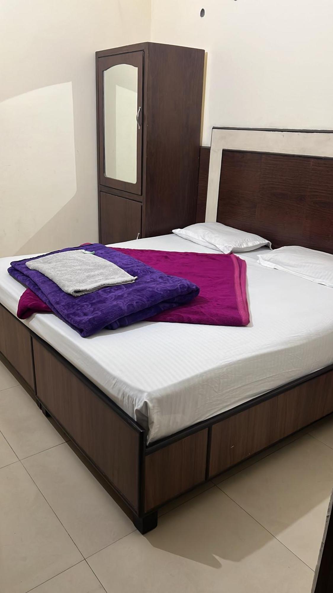Raja Guest House -- Jalandhar Railway Station -- For Family, Couples, Travellers Екстер'єр фото