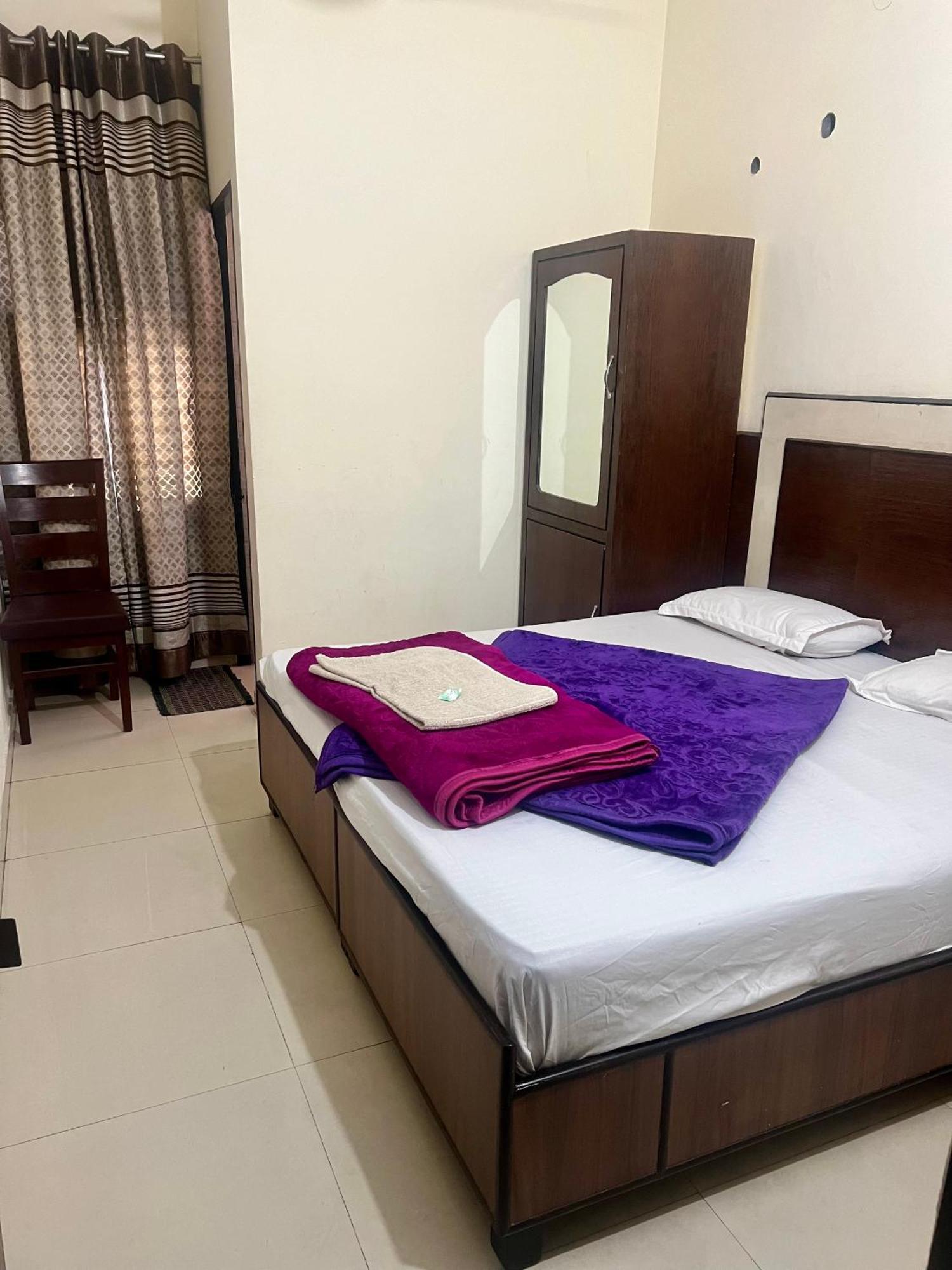 Raja Guest House -- Jalandhar Railway Station -- For Family, Couples, Travellers Екстер'єр фото